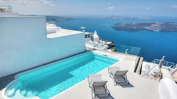 Una piscina al aire libre de temporada