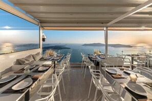 Outdoor dining - DIAMOND on the cliff Hotel &Suites (Santorini)