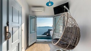 Junior Suite, 1 Queen Bed, Balcony, Sea View | Interior - DIAMOND on the cliff Hotel &Suites (Santorini)