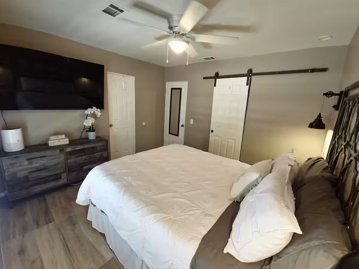 Iron/ironing board, WiFi, bed sheets