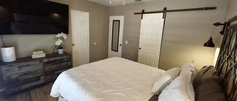 Tabla de planchar con plancha, wifi y ropa de cama