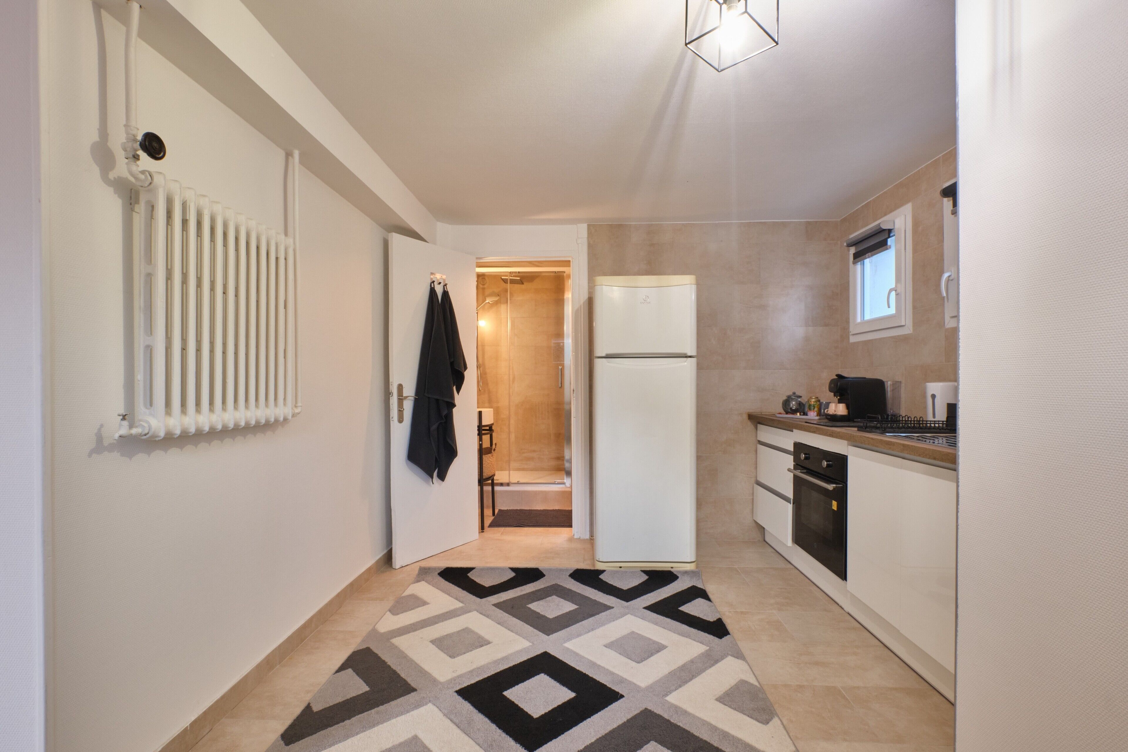 Fridge, oven, stovetop, coffee/tea maker