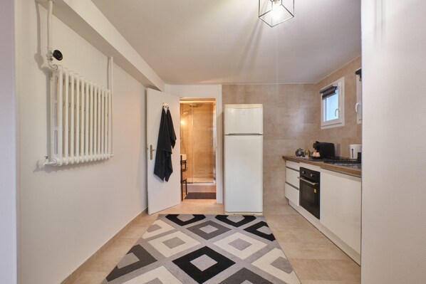 Réfrigérateur, four, plaque de cuisson, cafetière/bouilloire