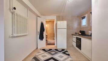 Réfrigérateur, four, plaque de cuisson, cafetière/bouilloire