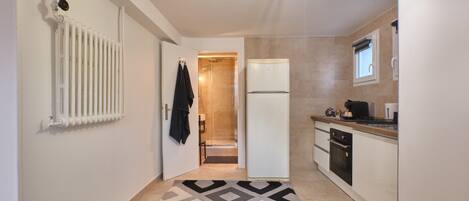 Réfrigérateur, un four, surface de cuisson, cafetiÚre-théiÚre