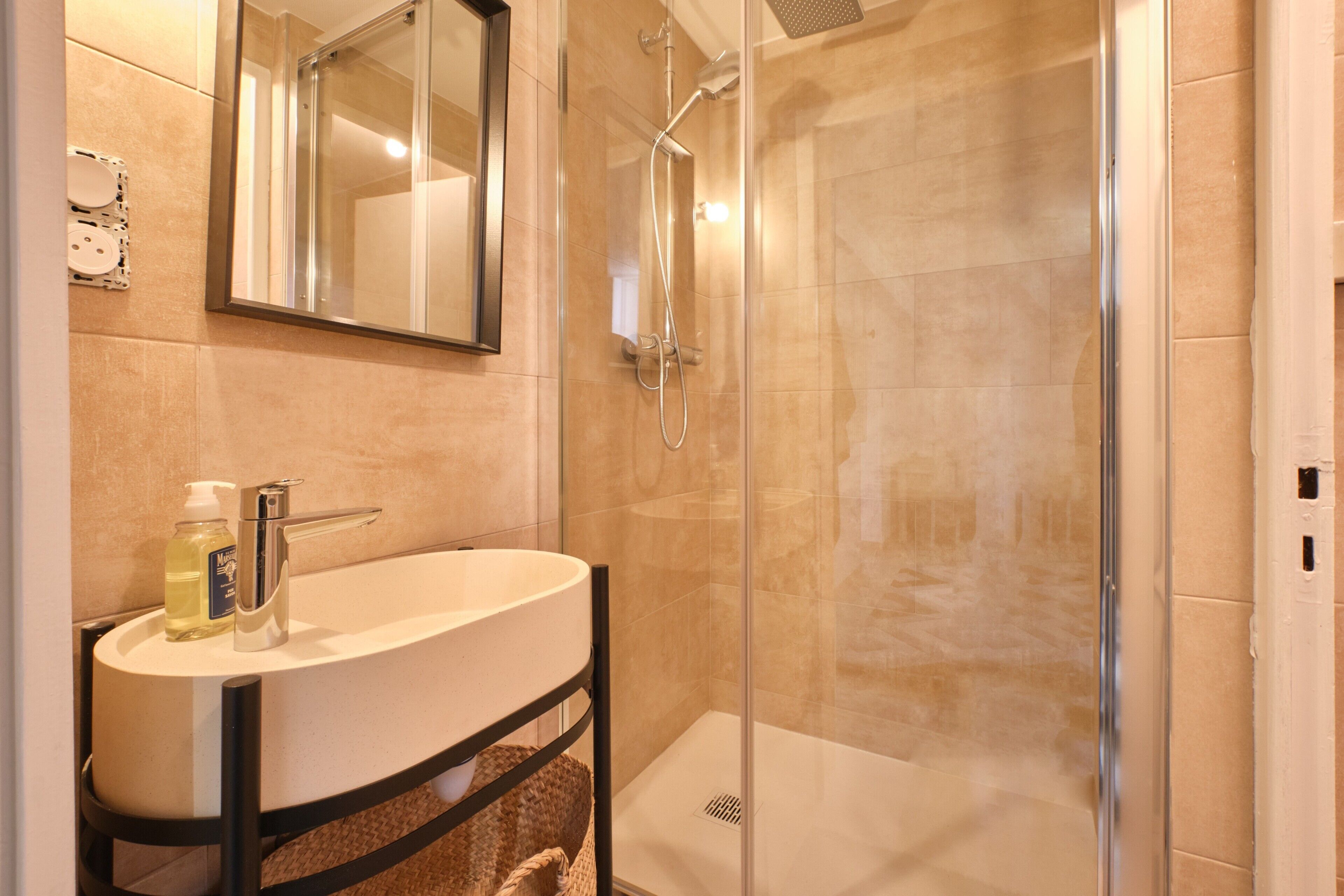 Douche, séchoir à cheveux, serviettes fournies