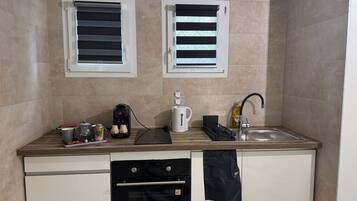 Køleskab, ovn, kogeplade, kaffe-/temaskine