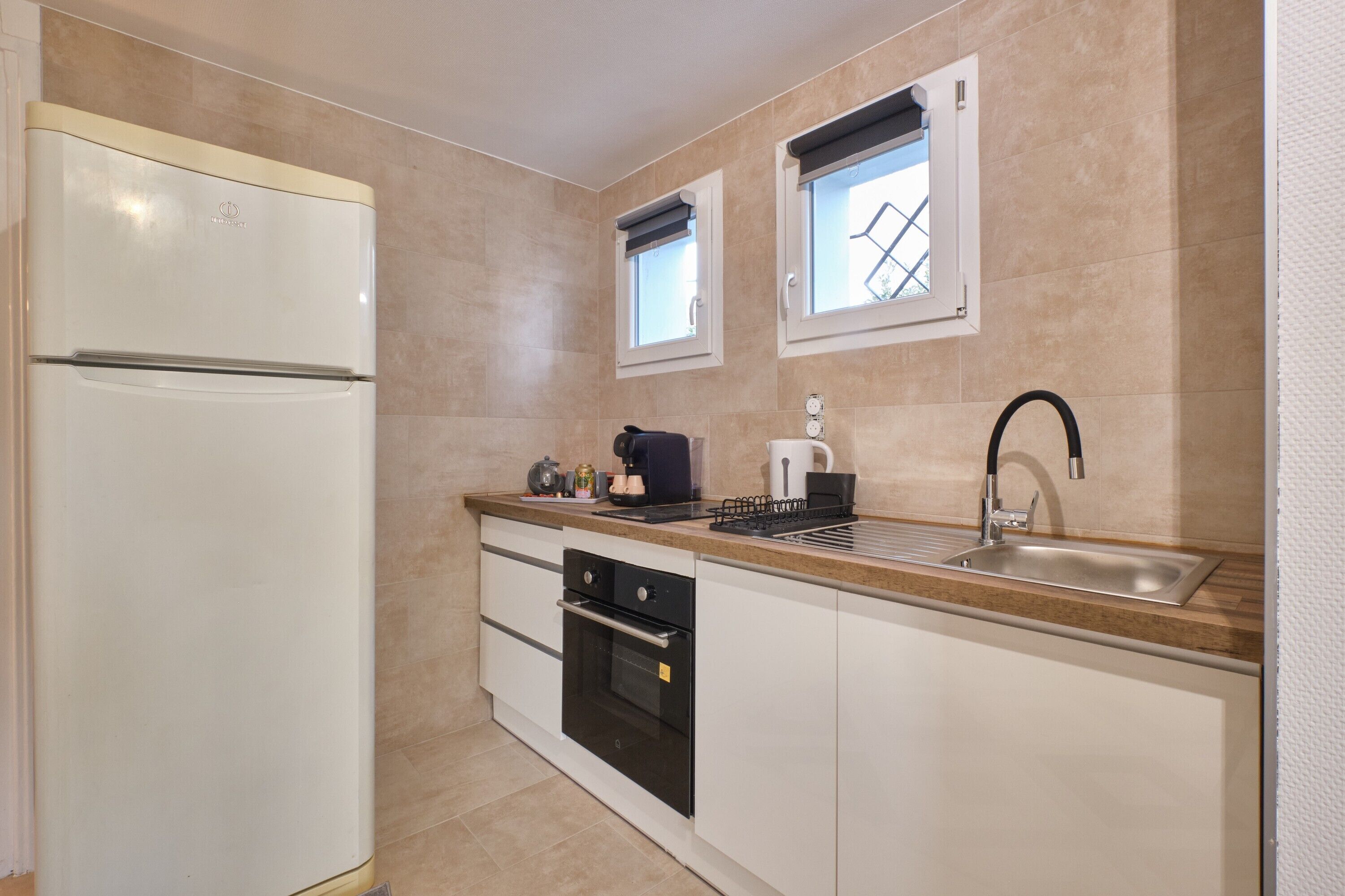 Fridge, oven, stovetop, coffee/tea maker