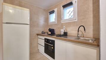 Fridge, oven, stovetop, coffee/tea maker