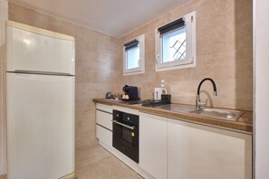 ثلاجة، فرن، موقد طهي مسطح، ماكينة لصنع القهوة/الشاي