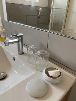 Hair dryer, towels, soap, toilet paper - 3 stars: between land and sea, lovely house. (Saint-Just-Luzac)