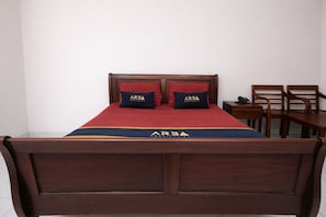 Executive Double Room | Desk - Mekarsari Hotel By ARBA (Cileungsi)