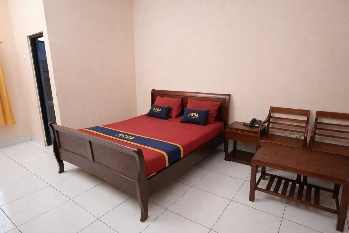 Executive Double Room | Desk, bed sheets