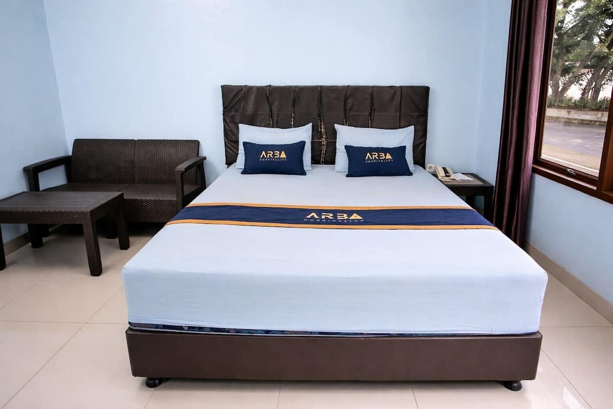 Deluxe Double Room | Desk