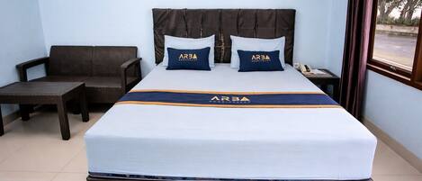 Deluxe Double Room | Desk