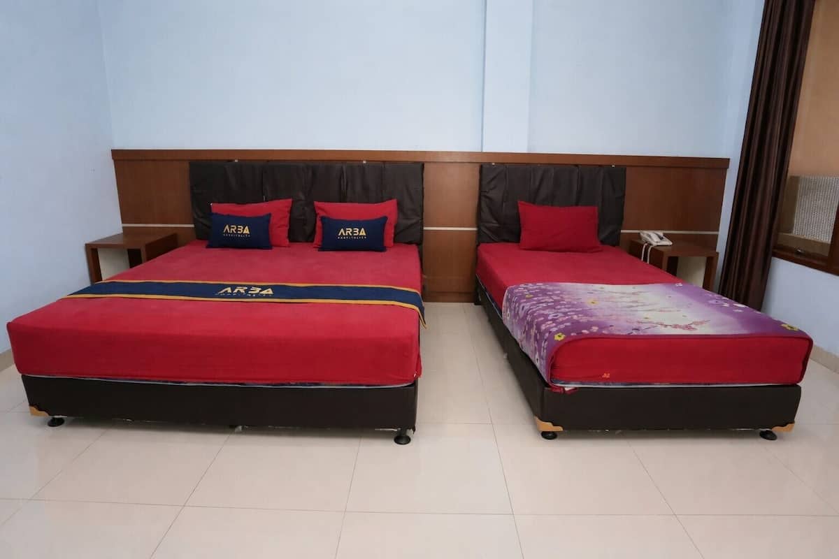Family Room | Desk, bed sheets