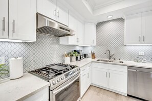Fridge, microwave, oven, stovetop - Modern Luxury Pasadena Townhome • Prime Location (Pasadena)