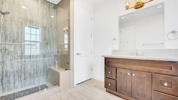 Secadora de cabello, toallas, jabón, shampoo