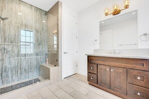 Hair dryer, towels, soap, shampoo - Modern Luxury Pasadena Townhome • Prime Location (Pasadena)