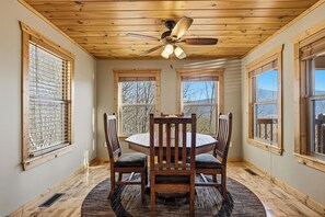 Dining - Teaberry Ridge*Wears Valley*Sleeps 4*Cozy*Private Hot Tub (Sevierville)