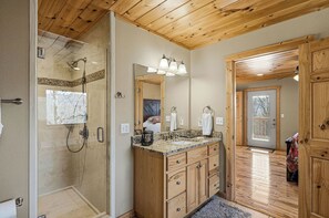 Shower, jetted bath, hair dryer, towels - Teaberry Ridge*Wears Valley*Sleeps 4*Cozy*Private Hot Tub (Sevierville)
