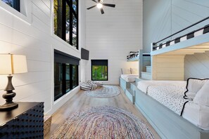 Free WiFi, bed sheets - Tall Trees, Soaring Ceilings, Modern Comfort (Broken Bow)