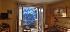 TV, ping pong - Apartment “Les Granges 13” with Mountain View, Balcony and Wi-Fi (Villard-Reculas)