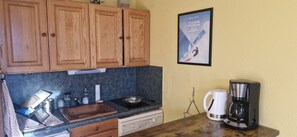 Fridge, microwave, oven, stovetop - Apartment “Les Granges 13” with Mountain View, Balcony and Wi-Fi (Villard-Reculas)