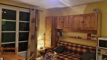 Télévision, table de tennis de table