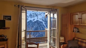 Tv och ett bordtennisbord