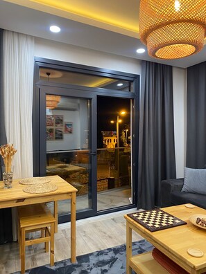 Outdoor dining - Comfortable and modern apart hotel within walking distance of Sultanahmet. (İstanbul)
