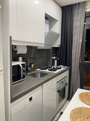 Private kitchen - Comfortable and modern apart hotel within walking distance of Sultanahmet. (İstanbul)
