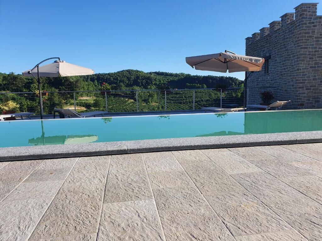 Alberca al aire libre por temporada y sombrillas en la alberca 