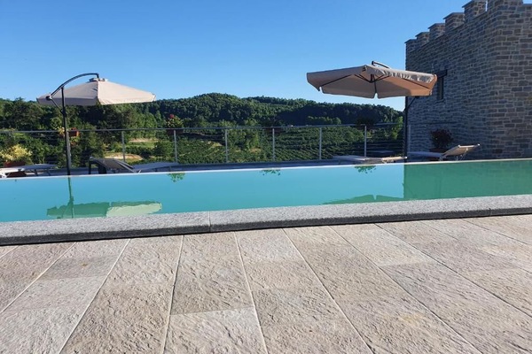 Außenpool (je nach Saison geöffnet), Sonnenschirme, Liegestühle