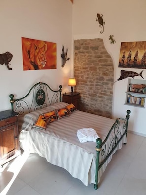 Deluxe Double Room, Balcony, Courtyard View | Blackout drapes, iron/ironing board, free WiFi - Villa Alta Langa (Cravanzana)