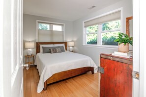 Iron/ironing board, Internet, bed sheets - Mullica River 2 BR house with kayaks in Sweetwater (Mullica)