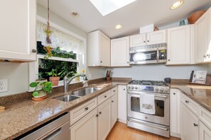 Microwave, oven, stovetop, dishwasher - Mullica River 2 BR house with kayaks in Sweetwater (Mullica)