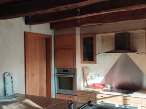 Private kitchen - Beautiful old house in the heart of one of France's most beautiful villages (Saint-Jean-de-Côle)