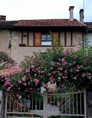 Exterior - Beautiful old house in the heart of one of France's most beautiful villages (Saint-Jean-de-Côle)