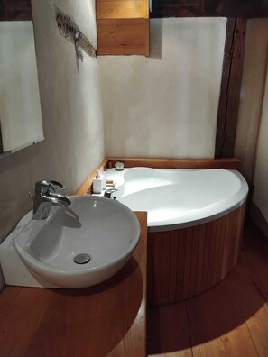 Towels, toilet paper - Beautiful old house in the heart of one of France's most beautiful villages (Saint-Jean-de-Côle)