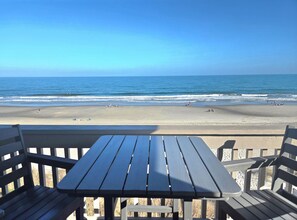 Property grounds - Sun-Filled Direct Oceanfront 2 bed/2 bath Condo in Family Friendly Surfside! (Surfside Beach)