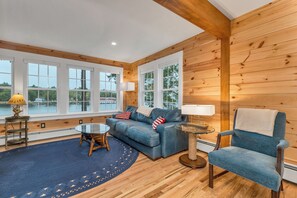 Smart TV - The Weirs Retreat on Lake Winnipesaukee (Laconia)