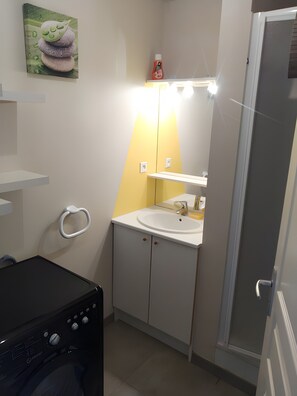 Shower - Cauterets Apartment – Comfort & Prime Location, Wi-Fi (Cauterets)