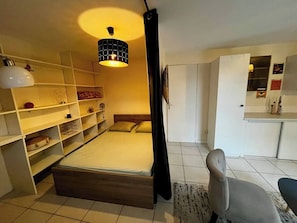 Iron/ironing board, WiFi, bed sheets - Spacious family home, private pool (Bompas)