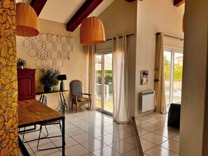 Interior - Spacious family home, private pool (Bompas)