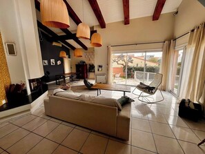 Interior - Spacious family home, private pool (Bompas)