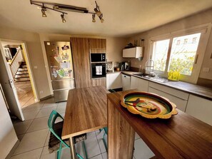 Private kitchen - Spacious family home, private pool (Bompas)