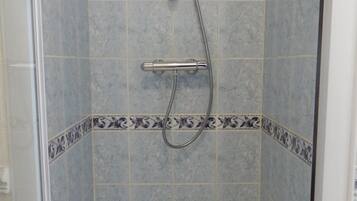 Een douche, een haardroger, handdoeken, zeep