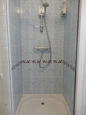 Douche, sèche-cheveux, serviettes fournies, savon