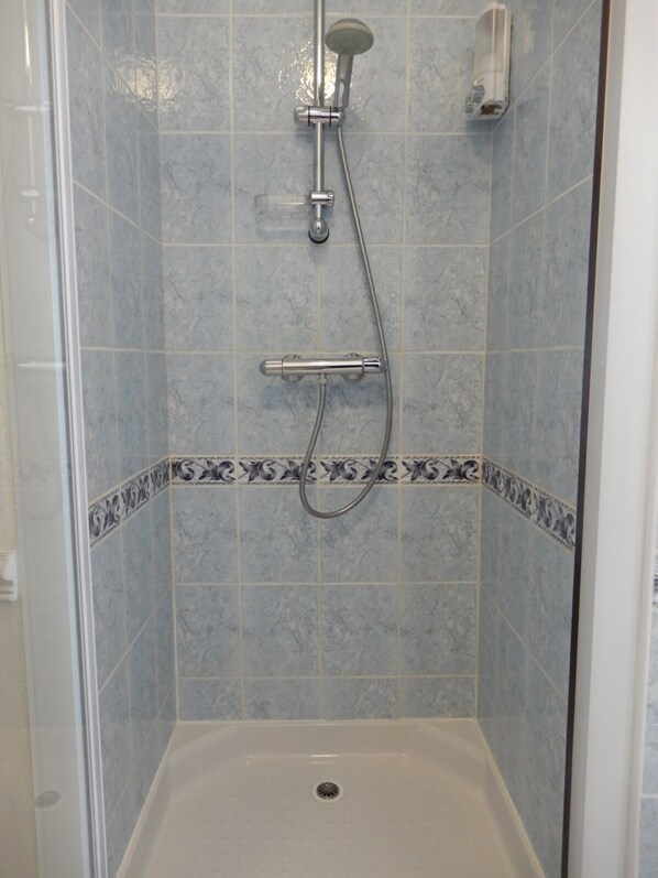 Shower, hair dryer, towels, soap - CAPRICES ENSOLEILLES 1 a 2 pers Chambre independante avec vue, 300 metres plage (Mers-les-Bains)